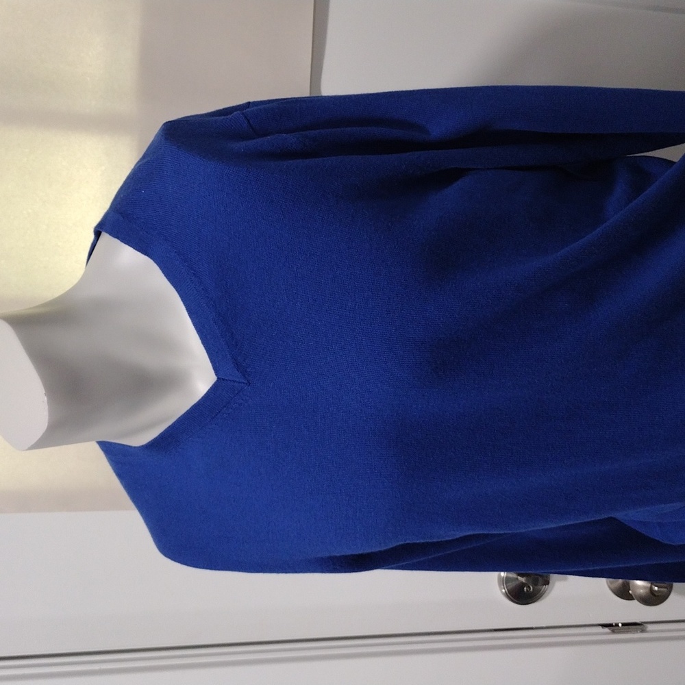 Foxcroft mens blue cotton and cashmere v-neck sweater. NWOT. Large